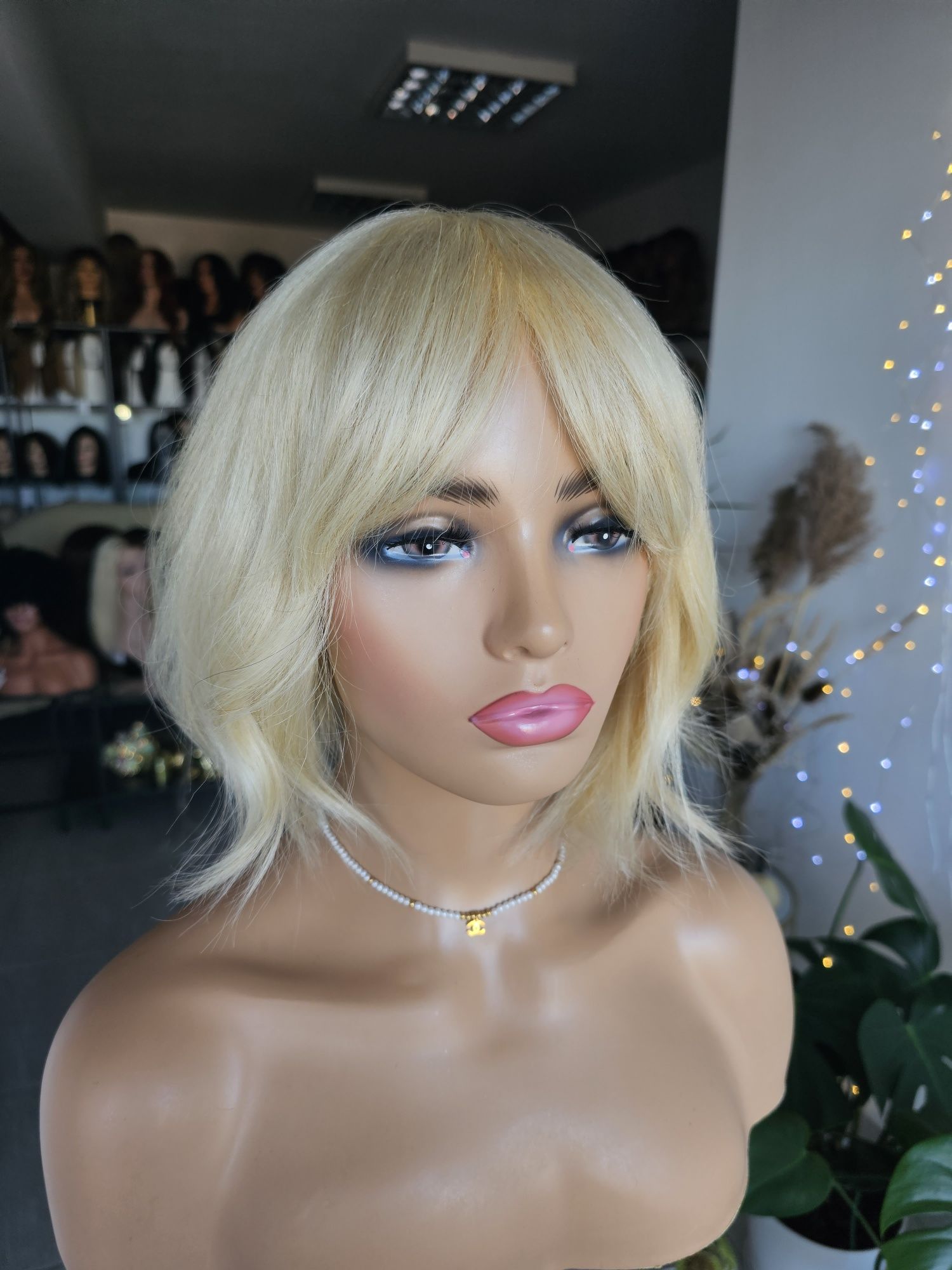 Peruka z włosów naturalnych perłowy blond z grzywką Emma
