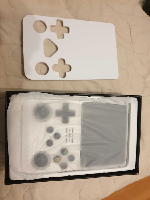 Портативна приставка R36s з эмуляцією багатьох приставок