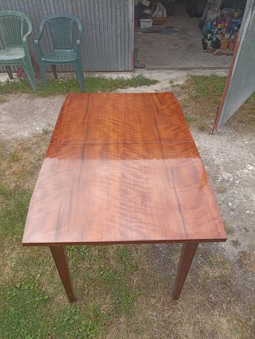 Drewniany stolik i krzesełka