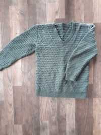 Sweterek chłopięcy z włóczki robiony na drutach
