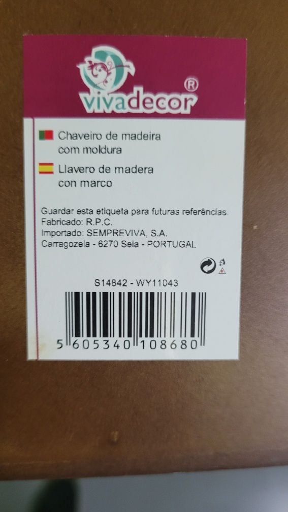 Moldura-chaveiro em madeira