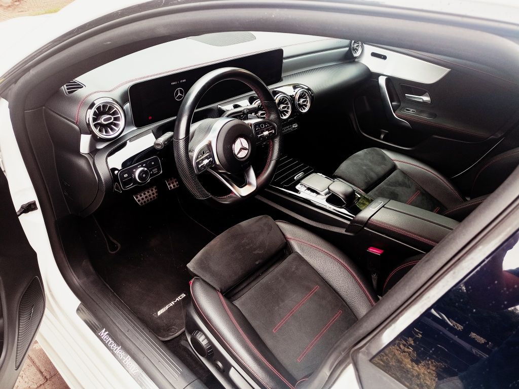 Auta do ślubu Mercedes E klasa oraz biały Cla