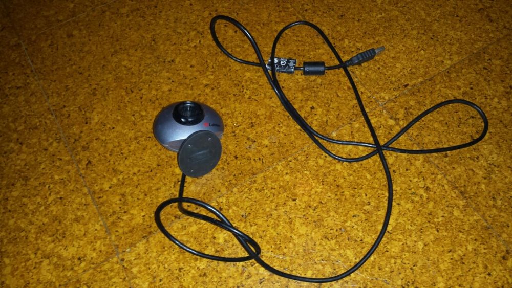 Telemóveis, cabos, web cam, aparelho para ligar ao computador