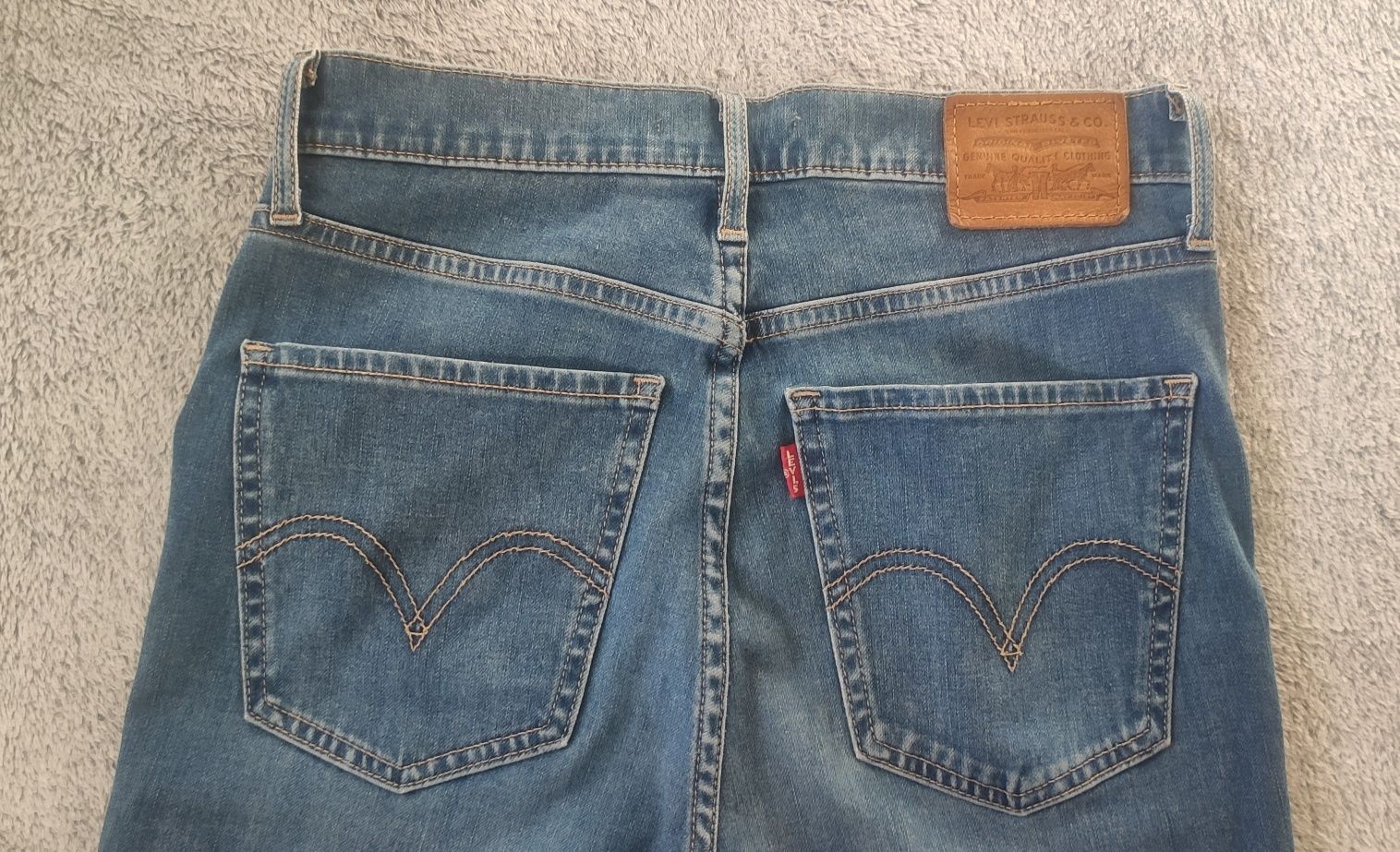 Jeansy rurki z bardzo wysokim stanem Levi’s Mile High Skinny W27