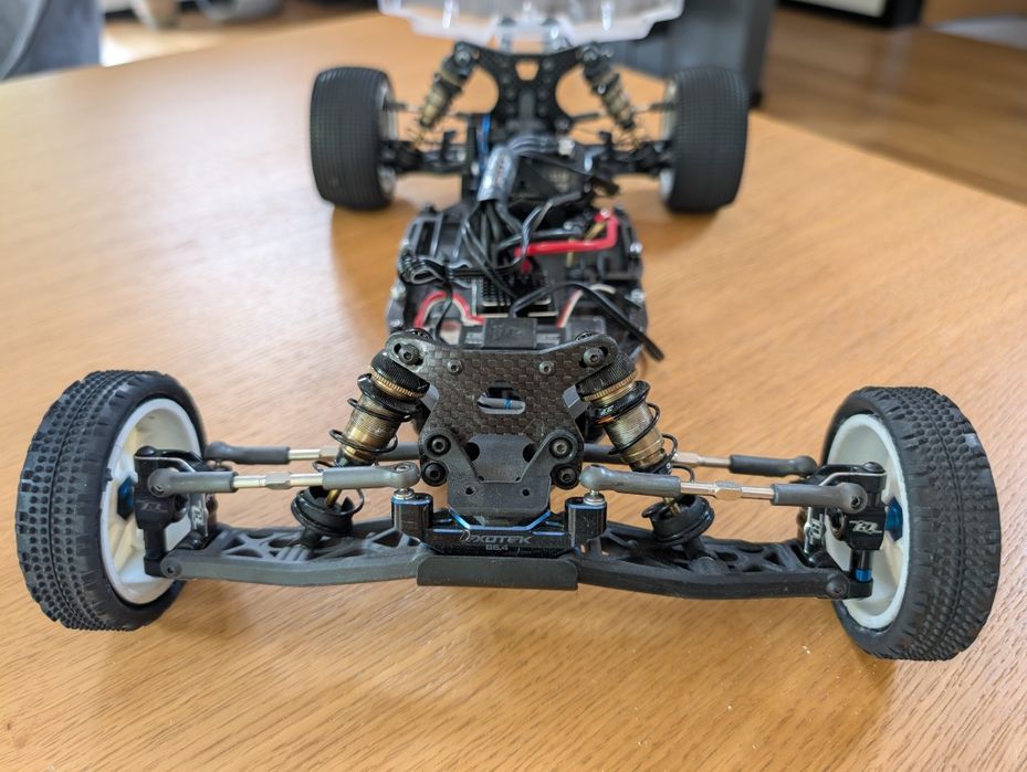 Model zawodniczy buggy 1/10 team asso associated dużo modyfikacji