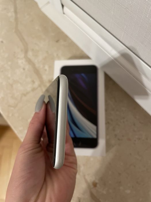 Biały iphone SE 2020