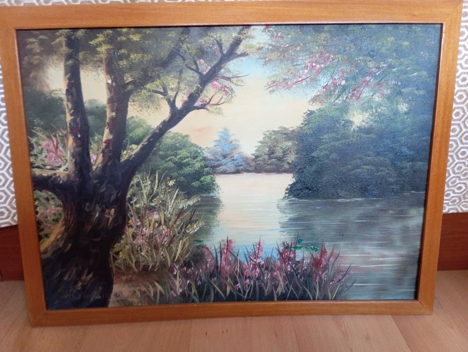 Quadros, chapeleira, candeeiro.