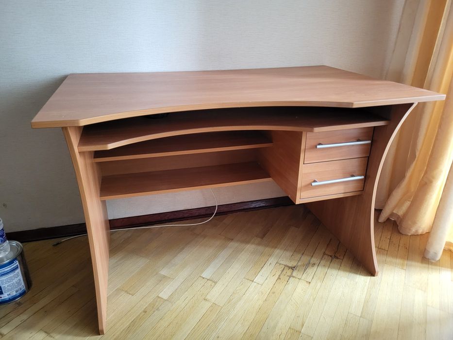 Дерев'яний письмовий стіл