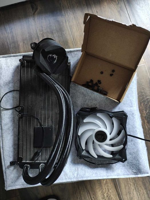 5800X3D; Gigabyte B450; 32gb ram ; wodne chłodzenie