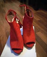Czerwone zamszowe sandały na obcasie szpilki 39