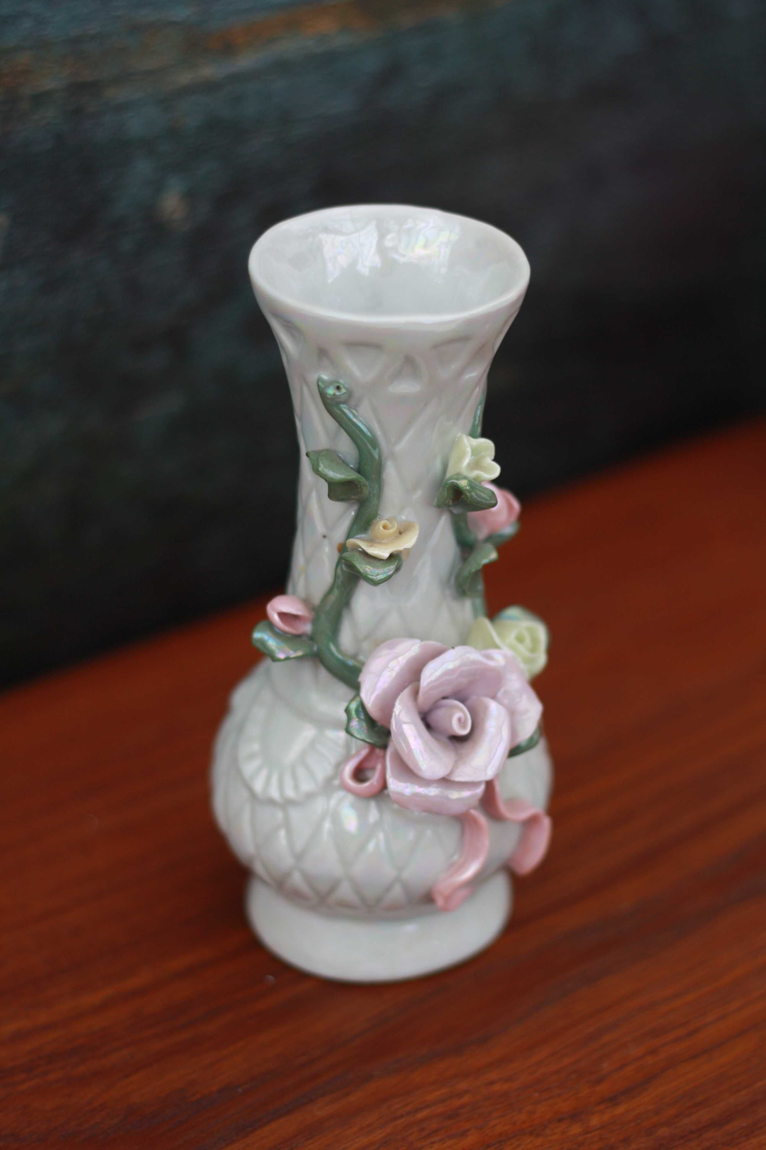 Ceramiczny wazon z różami prl