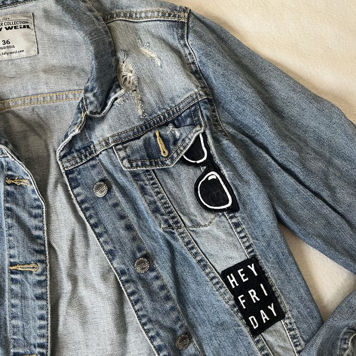 kurtka jeansowa z przetarciami i naszywkami