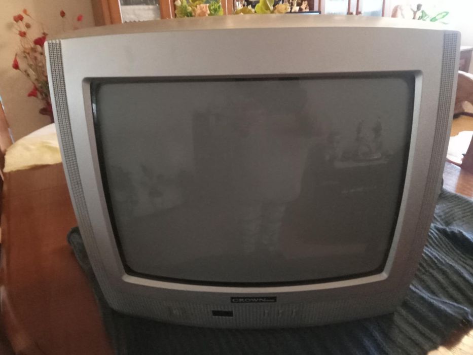 Dois televisores em bom estado