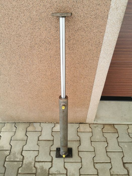 Siłownik hydrauliczny dwustronnego działania do prasy łuparki podpory