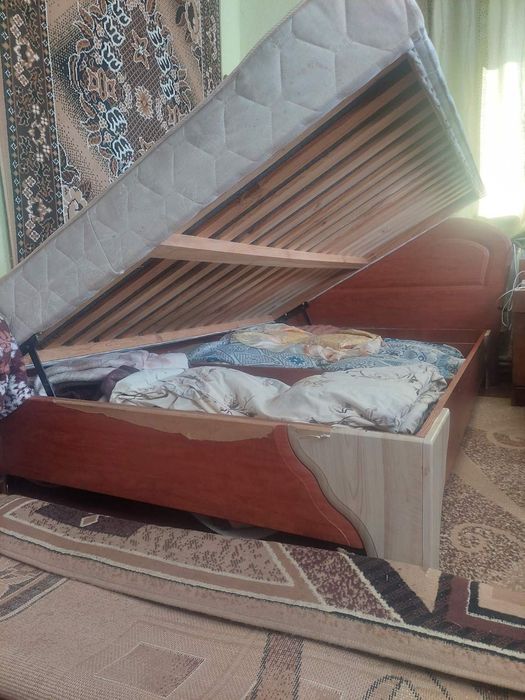 Двоспальне ліжко