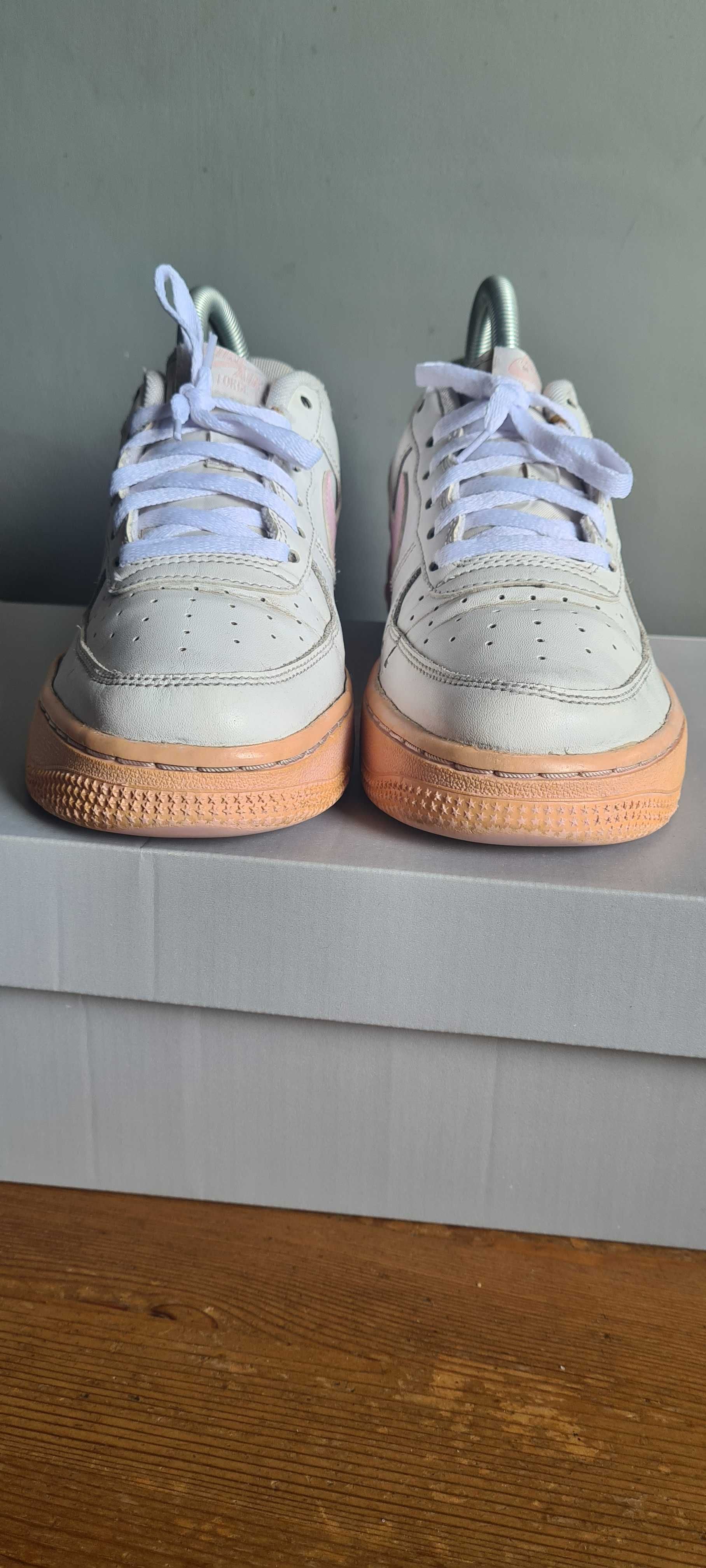 Białe buty marki Nike Air Force One w rozmiarze 38