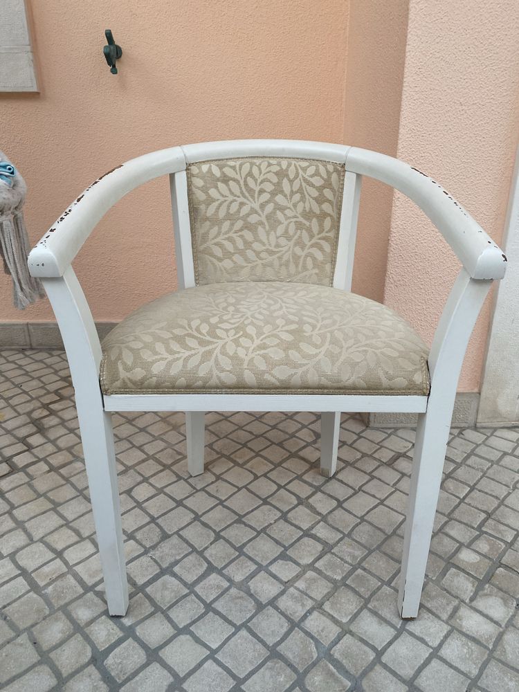 Cadeirao branco com almoda assento