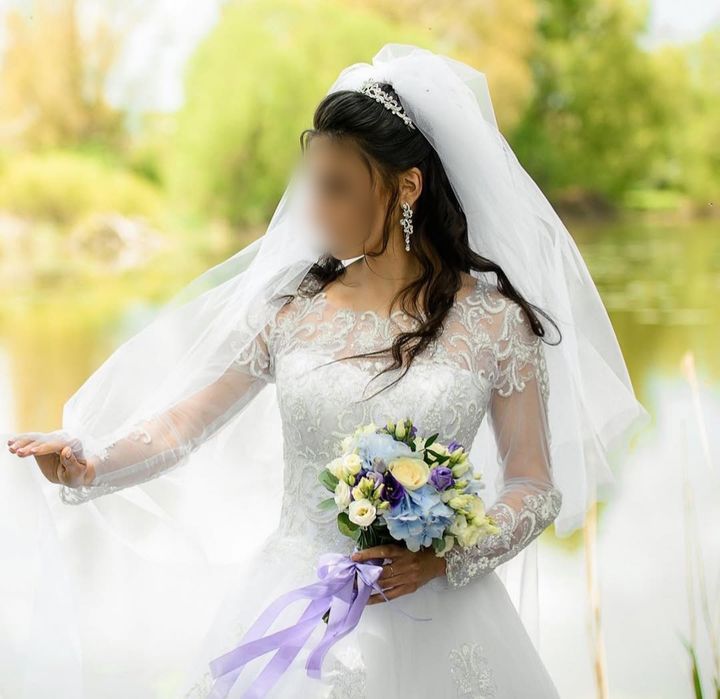 Весільна сукня білого кольору