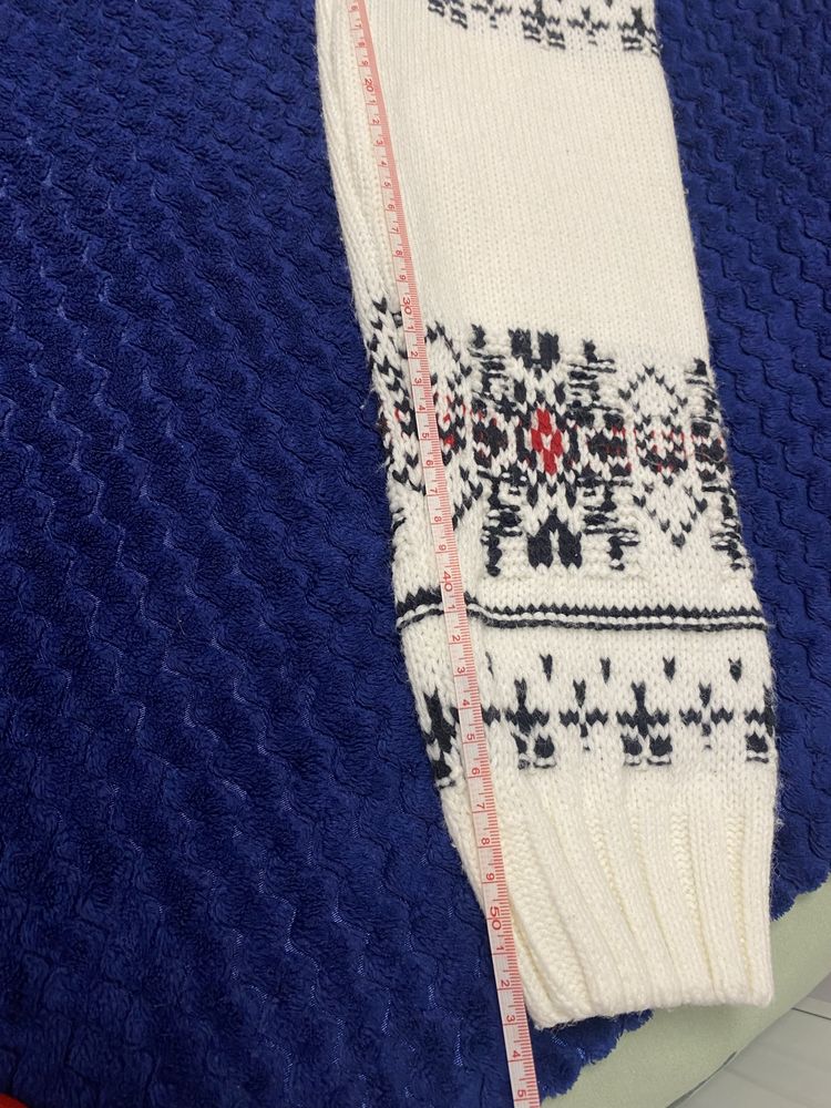 Biały sweter męski
