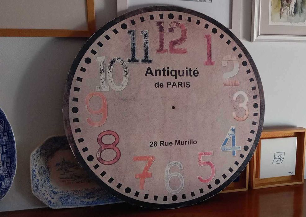 Placa decorativo, a imitar um relógio