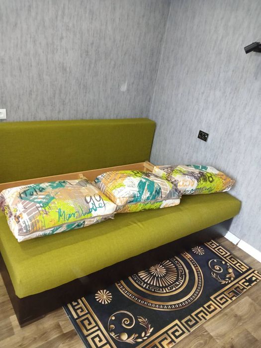 Диван для зала в хорошем состоянии светло зелёного цвета