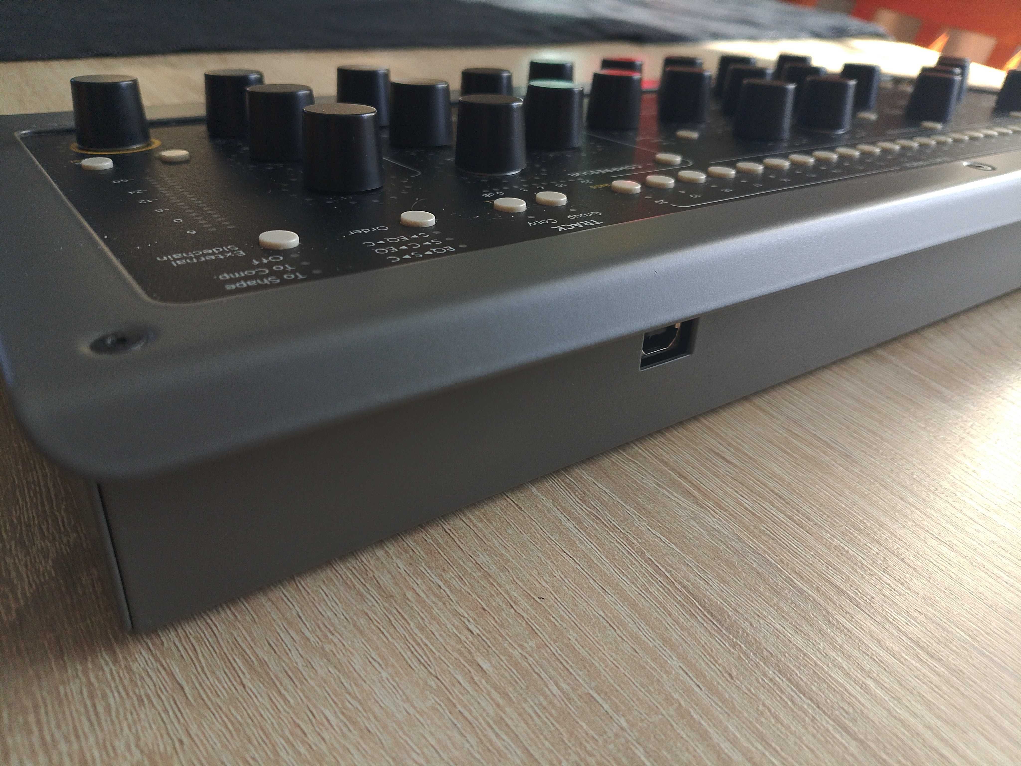 Kontroler Softube Console 1 Mk 2 + stojak - orginalne opakowanie