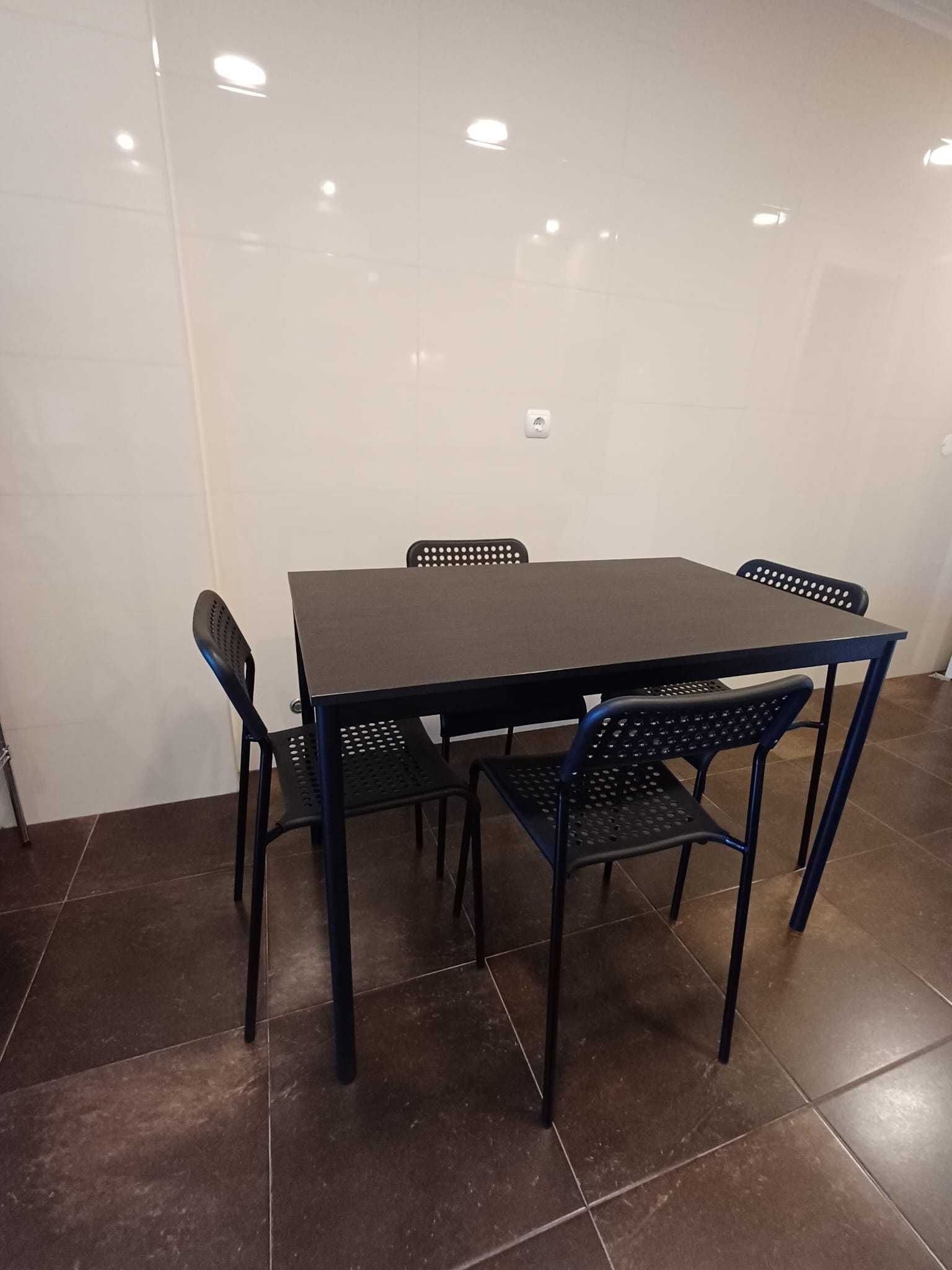 Conjunto mesa e 4 cadeiras (modelo IKEA Sandsberg/Adde)