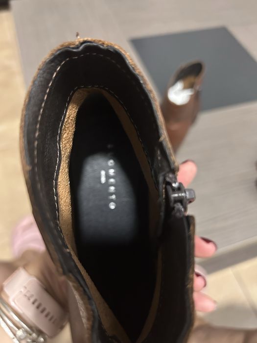 Botins castanhos em pele, com salto, tamanho 39