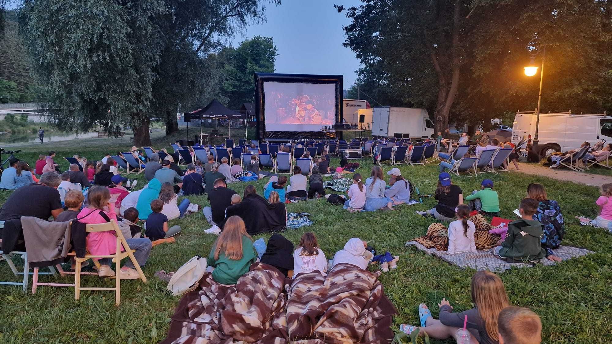 Kino plenerowe , Kino letnie , Kino całoroczne , + 100 leżaków