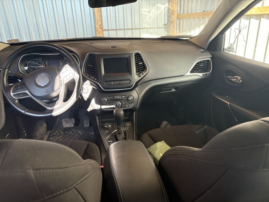 Автомобіль Jeep Cherokee