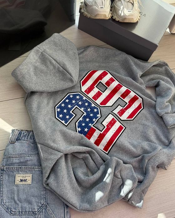 Тепле зіп-худі на флісі з принтом, сірого кольору