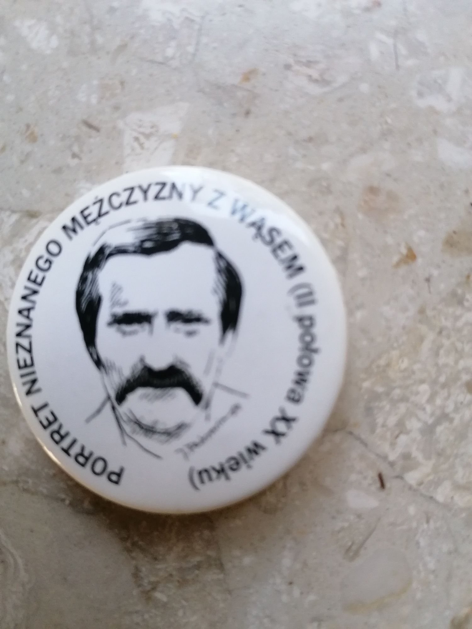Dwie metalowe przypinki
