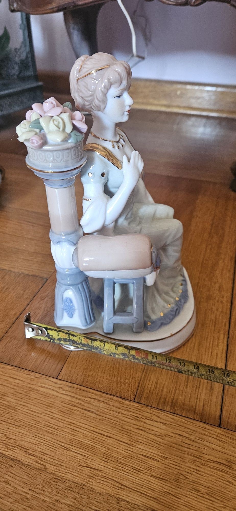 Porcelanowa figurka kobiety