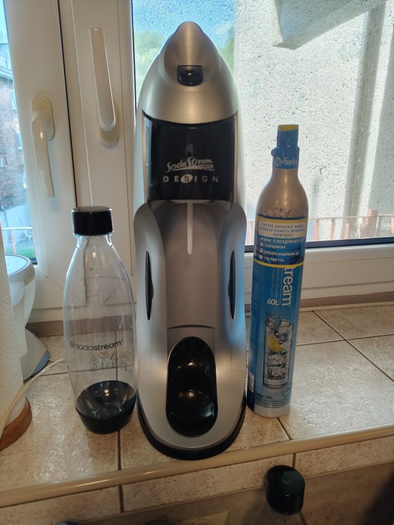 Saturator SodaStream Designer srebrny + nowa butelka+ pełny nabój CO2