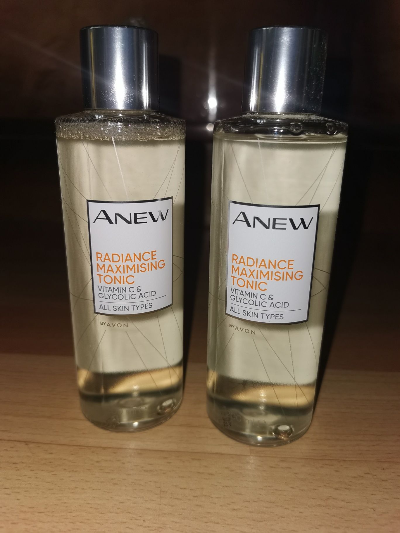 Rozświetlajacy tonik do twarzy z 10 % witaminą C Avon Anew Radiance Ma