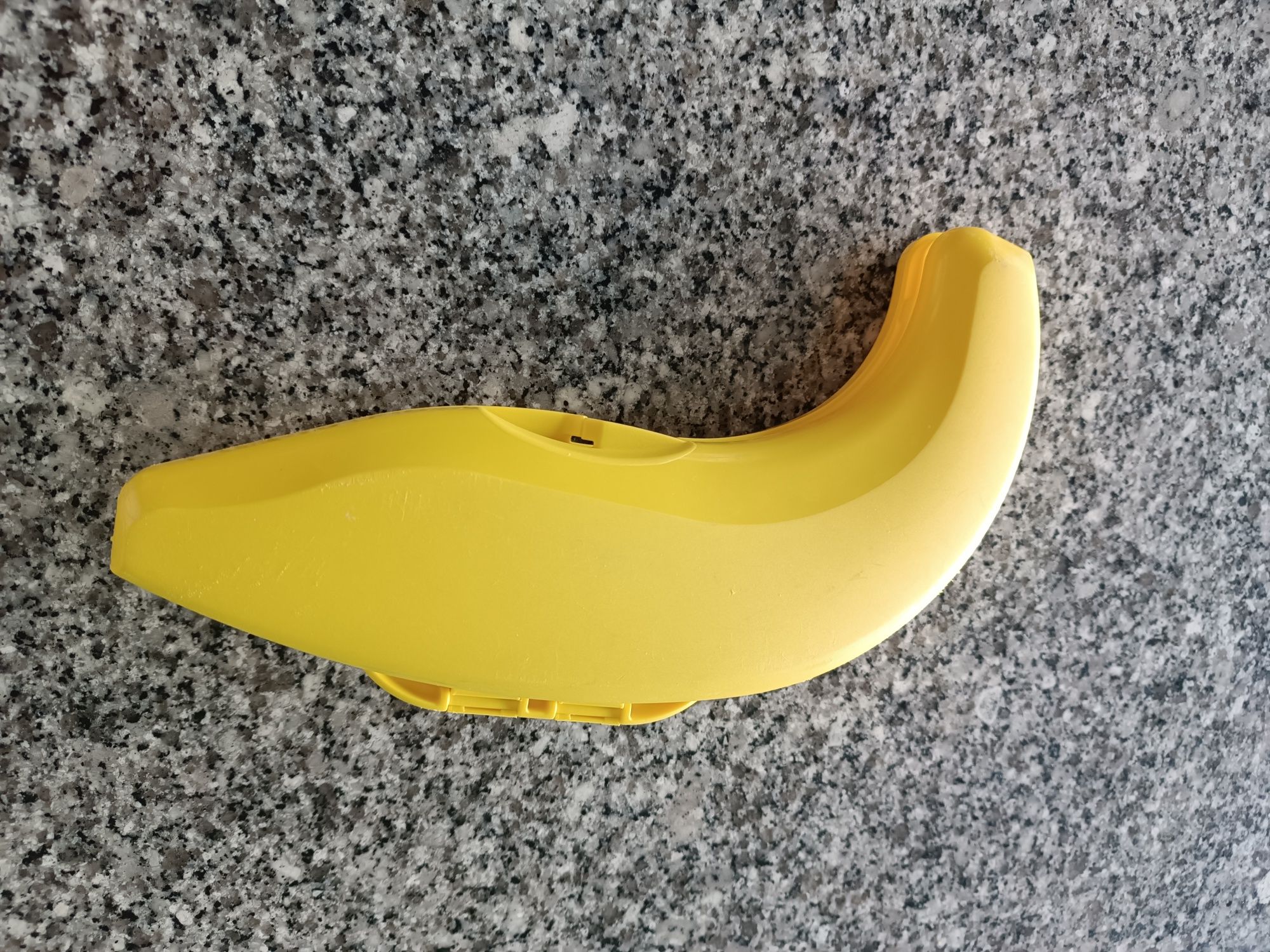 Lancheira banana tupperware