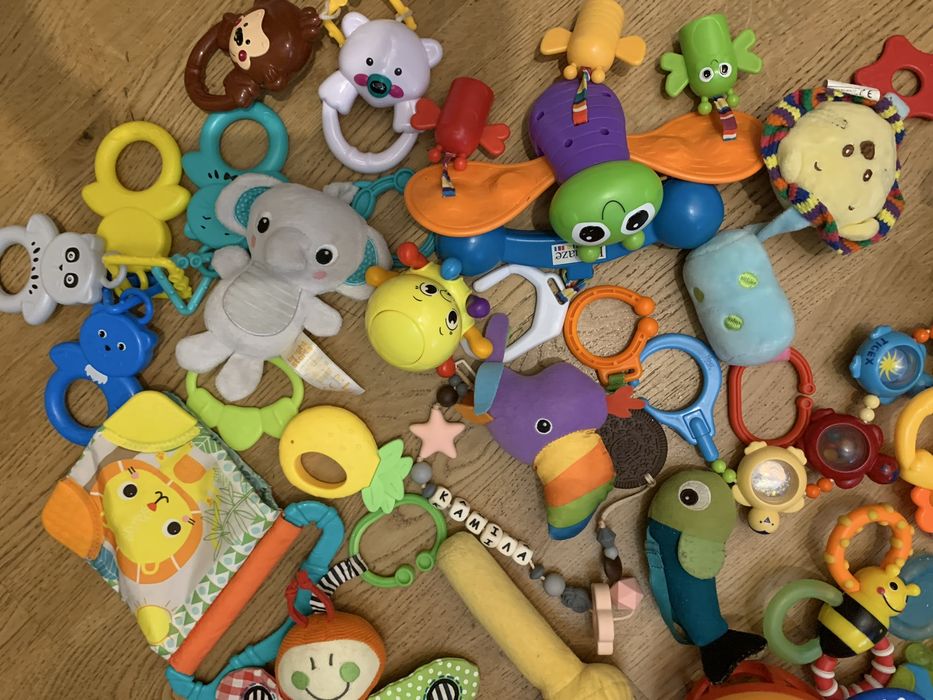 Розвтваючий килимок і фірмовф іграшки