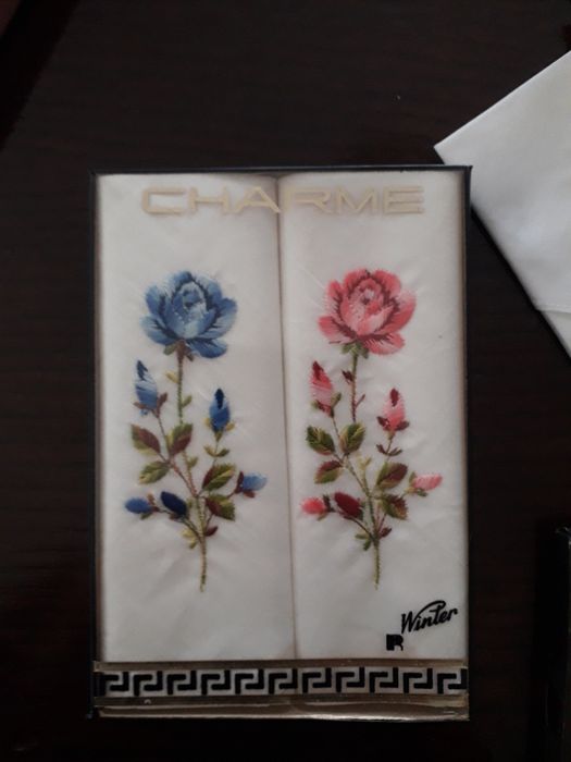 Conjunto de lenços e bolsinhas bordados