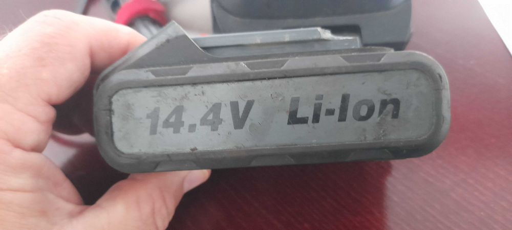 ładowarka do wkrętarki 14,4 V +dwa akumulatory