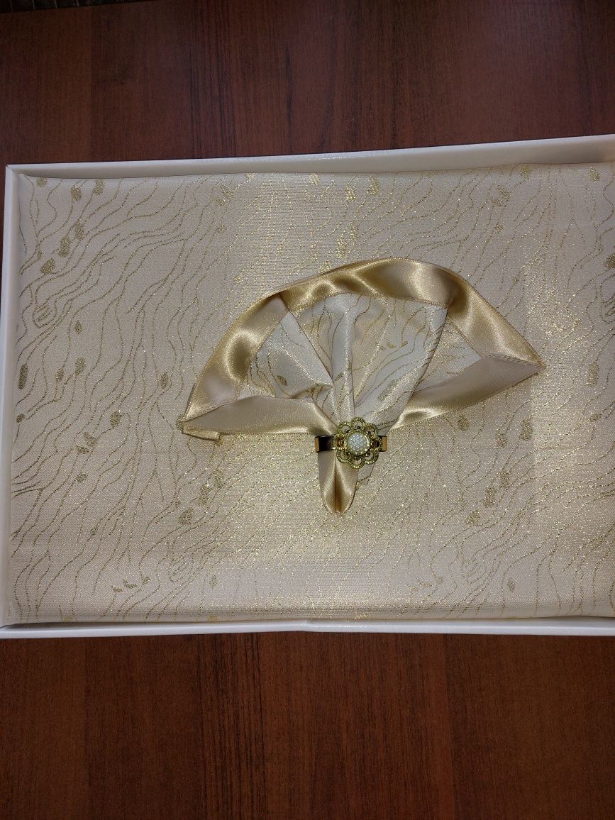 Ekskluzywny dekoracyjny złoty obrus w zestawie z serwetkami