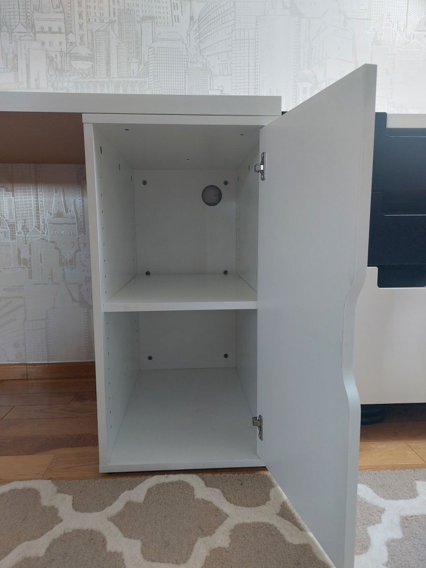 Biurko z szafką i komodą Ikea młodzieżowe biało-czarne duże