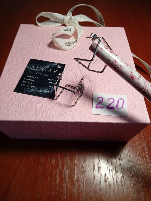 Подарйте срібні сережки жінкам 925 пр