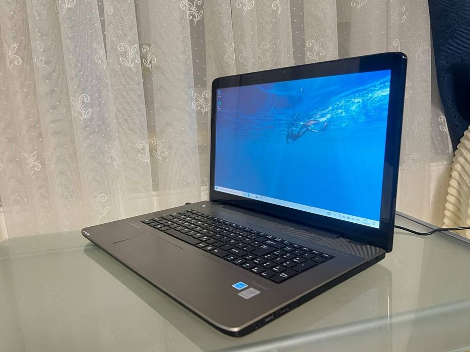 Ноутбук Medion Akoya / Intel Pentium 3805U / 4 ГБ / 930 ГБ HDD