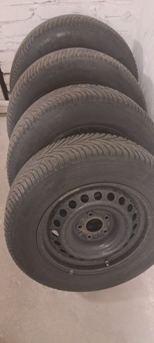 4x całe Koła 215/65/r16 z czujnikami powietrza.