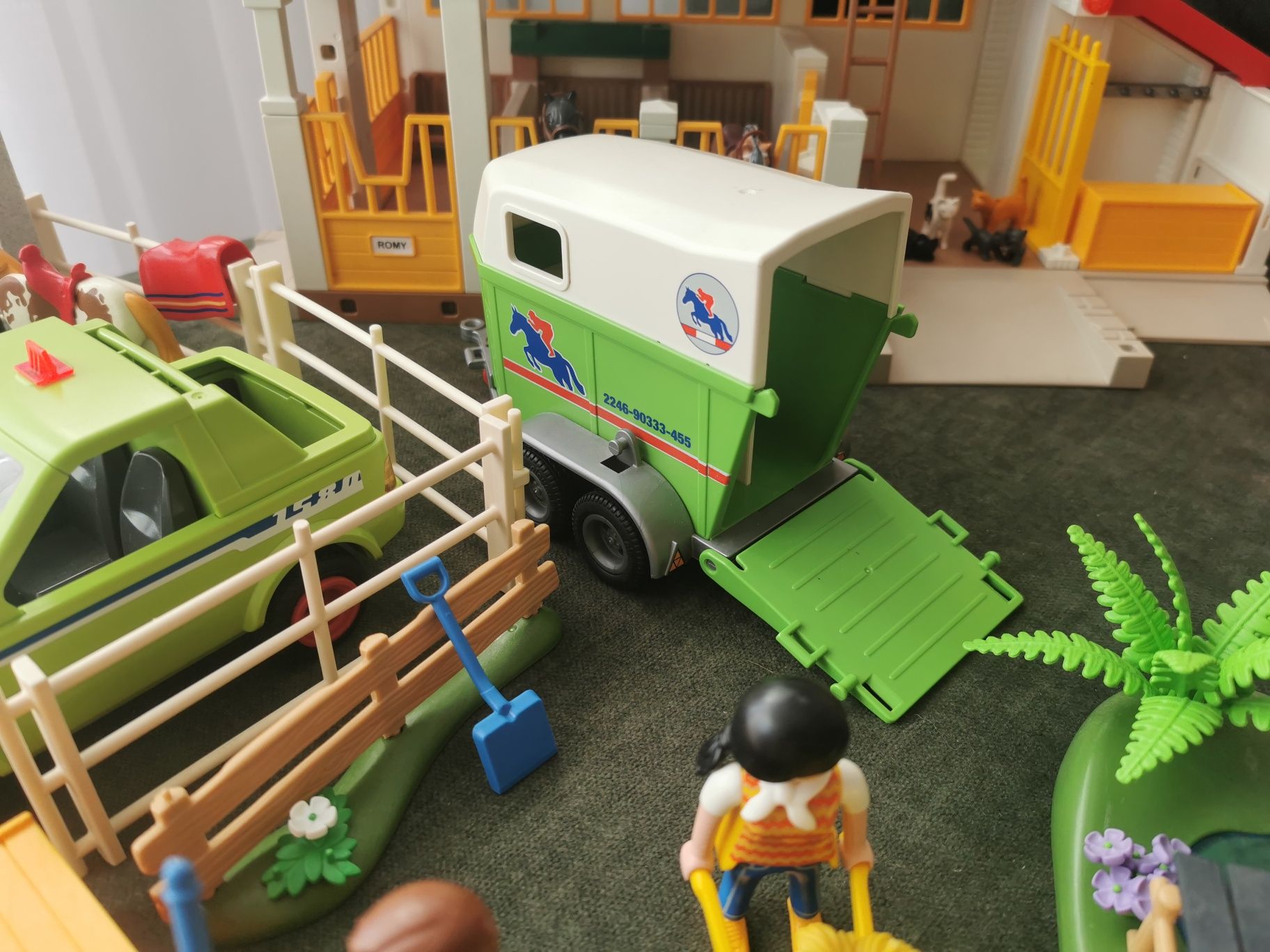 Klocki Playmobil stadnina koni, szkółka dla koni, auto, boxy.