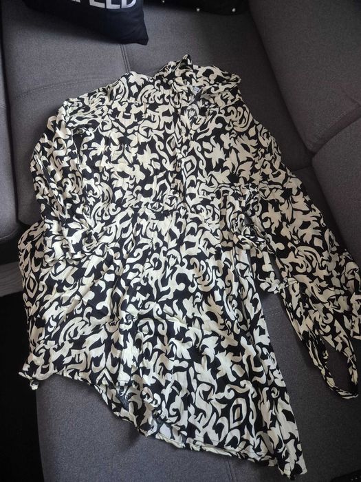 Sukienka damska zapinana na guziki, długi rękaw