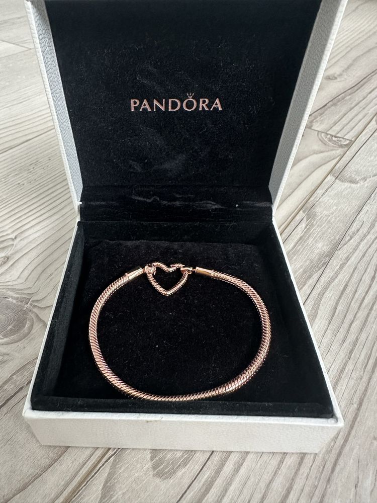 Bransoletka Pandora Moments zapiecie w kształcie serca 17cm