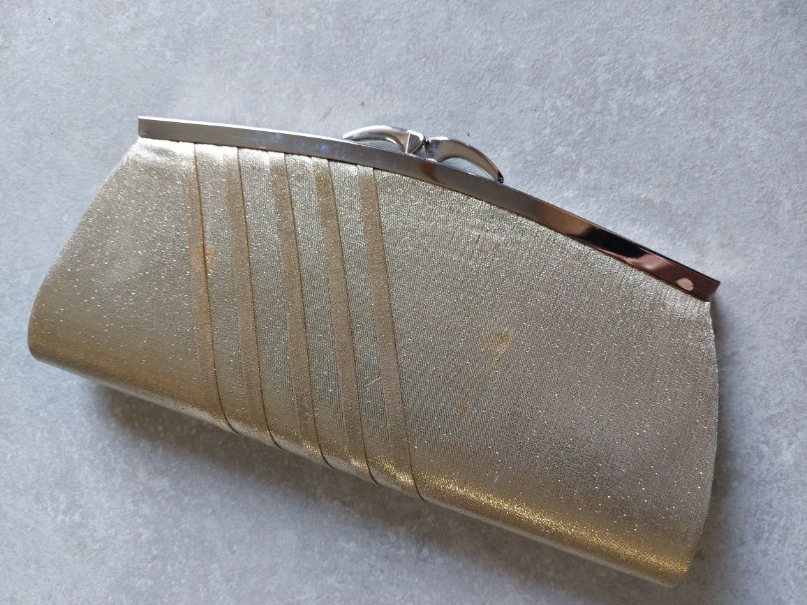 Mała złota torebka kopertowa - kopertówka na łańcuszku

Wymiary ok 25x