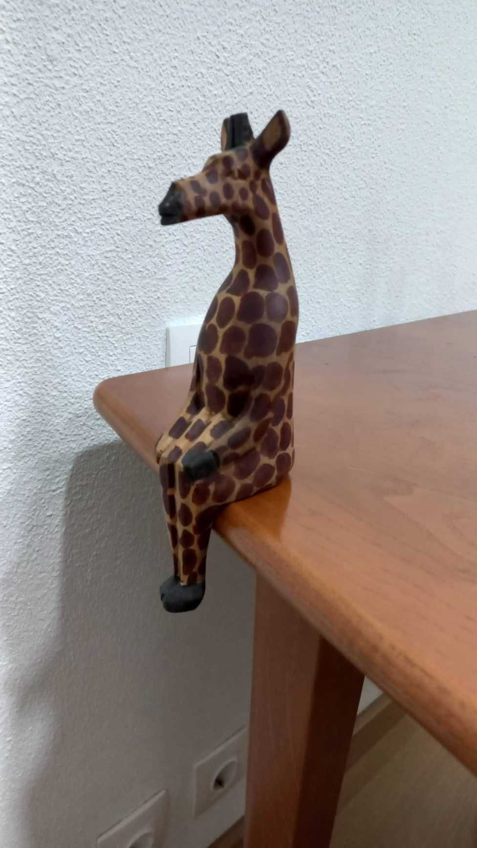 Conjunto de figuras girafas em Madeira