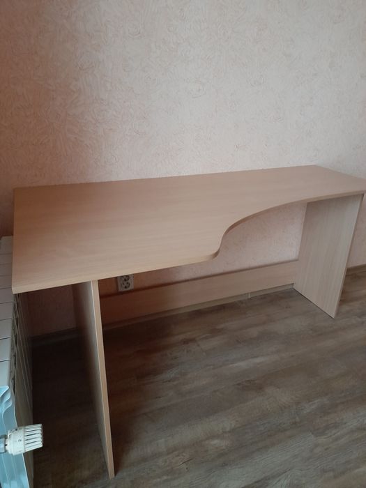 Продам стол. в отличном состоянии 1м 5х0,8